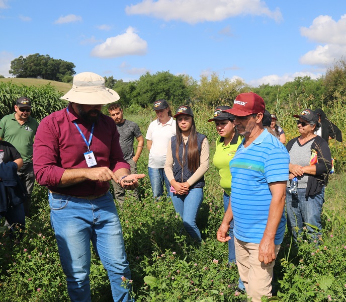 Dia de campo discute conservação dos solos e sustentabilidade em propriedades leiteiras familiares